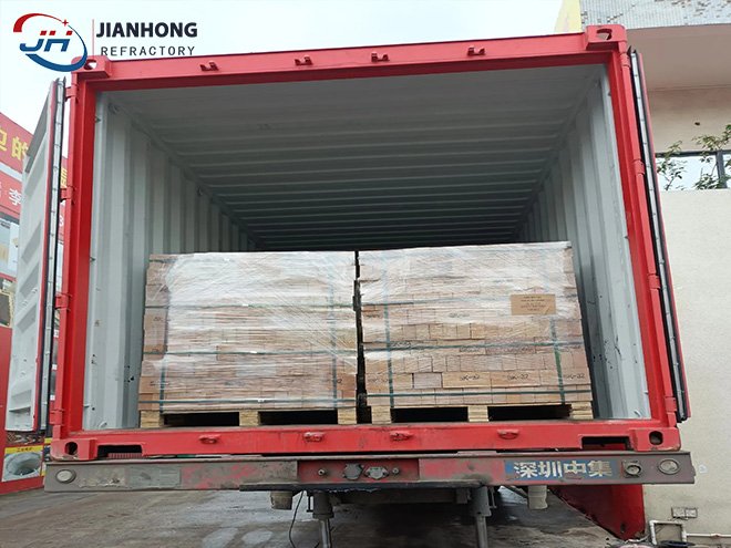 Container Loading of High Alumina Poly Light Insulation Bricks on ISPM 15 Pallets for Global Export