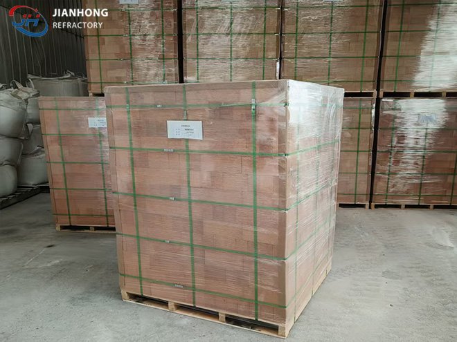 Seaworthy Export Packing of High Alumina Poly Light Insulation Bricks with Corner Guards on ISPM 15 Pallet
