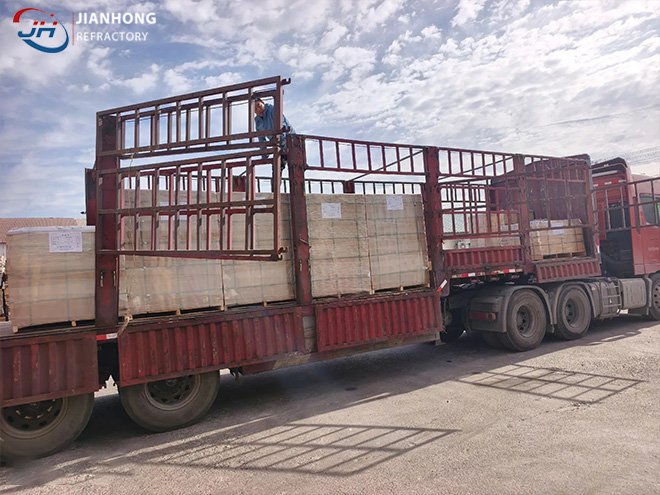 Truck Loading of High Alumina Insulation Bricks (LG Series) on ISPM 15 Pallets for Export Logistics