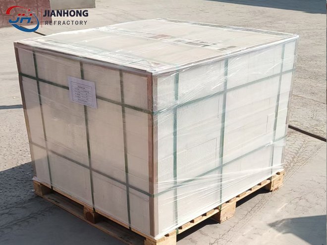 Seaworthy Export Packing of Mullite Insulation Bricks (ASTM JM23) with Corner Guards on ISPM 15 Pallet