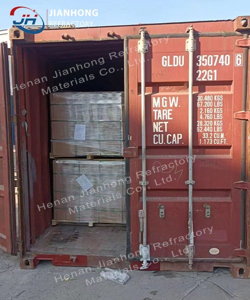 Container Loading of High Alumina Runner Bricks on ISPM 15 Pallets with Moisture-Proof Shrink Wrap