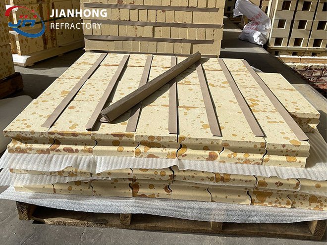 Seaworthy Export Packing of Interlocking Silica Bricks (SiO2 ≥ 96%) with Foam Protection on Pallets