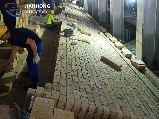 Refractory Masonry Installation of Silica Bricks (SiO2 ≥ 96%) for Glass Melting Furnace Crown
