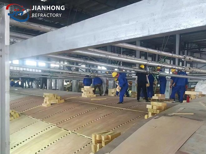 Refractory Masonry of Silica Bricks (SiO2 ≥ 96%) with Expansion Joint Spacers for Glass Kiln Roof