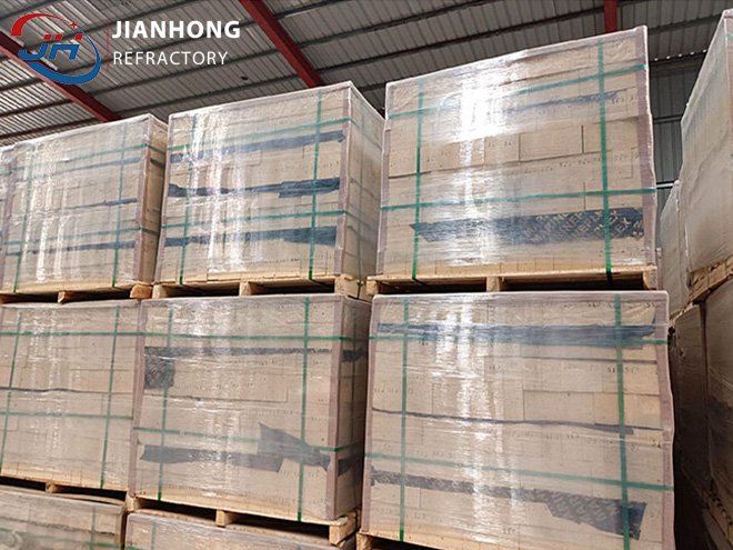 Moisture-proof Shrink Wrapped Silica Bricks on ISPM 15 Wooden Pallets for Global Export